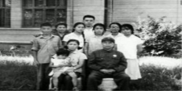 开国王近山中将与韩雪的关系